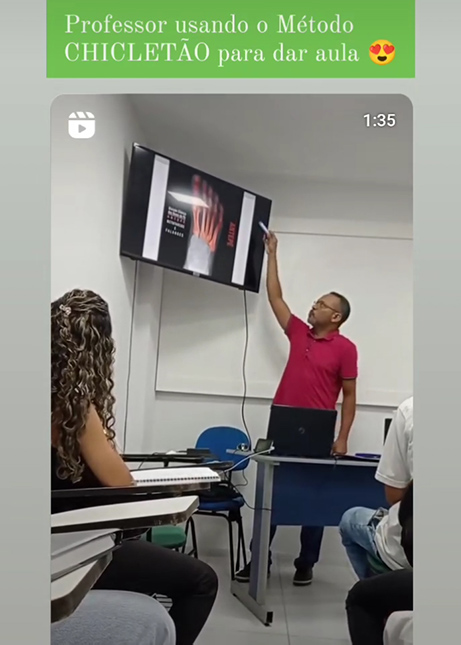 Professor usando o Método Chicletão durante a aula de anatomia radiográfica